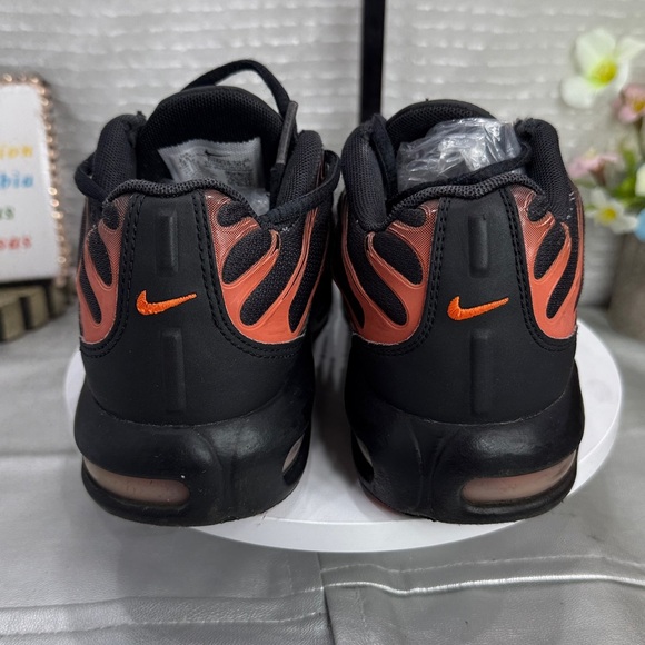 (S0)Nike Air Max Plus 2020, Black, Team Orange, Grey,Sz 2.5Y Big Kid(DJ4620-001) - Picture 4 of 12